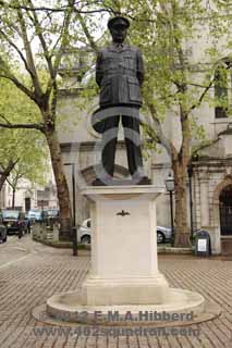 Statue of Sir Arthur Harris outside St Clement Danes, Central Church of the RAF, London (462squadron.com)
